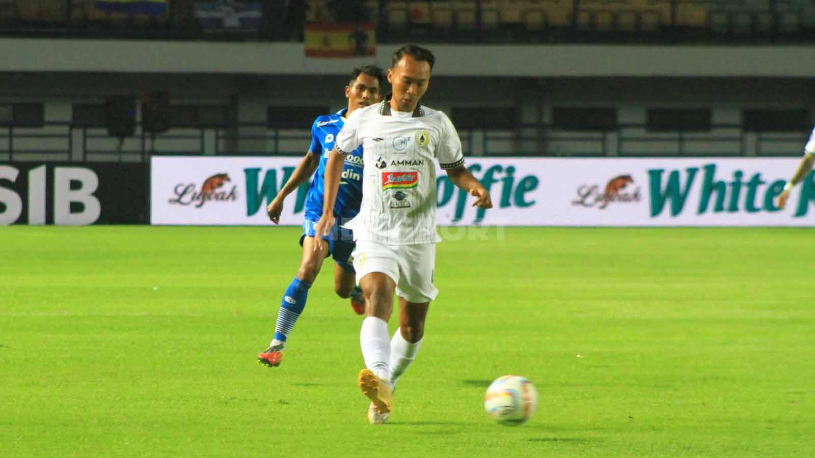 Bek PSS Sleman, Nur Diansyah mencoba mengamankan bola saat menghadapi Persib pada pekan ke-17 Liga 1 2023-2024 di Stadion GBLA, Kota Bandung, Sabtu (28/10/23).