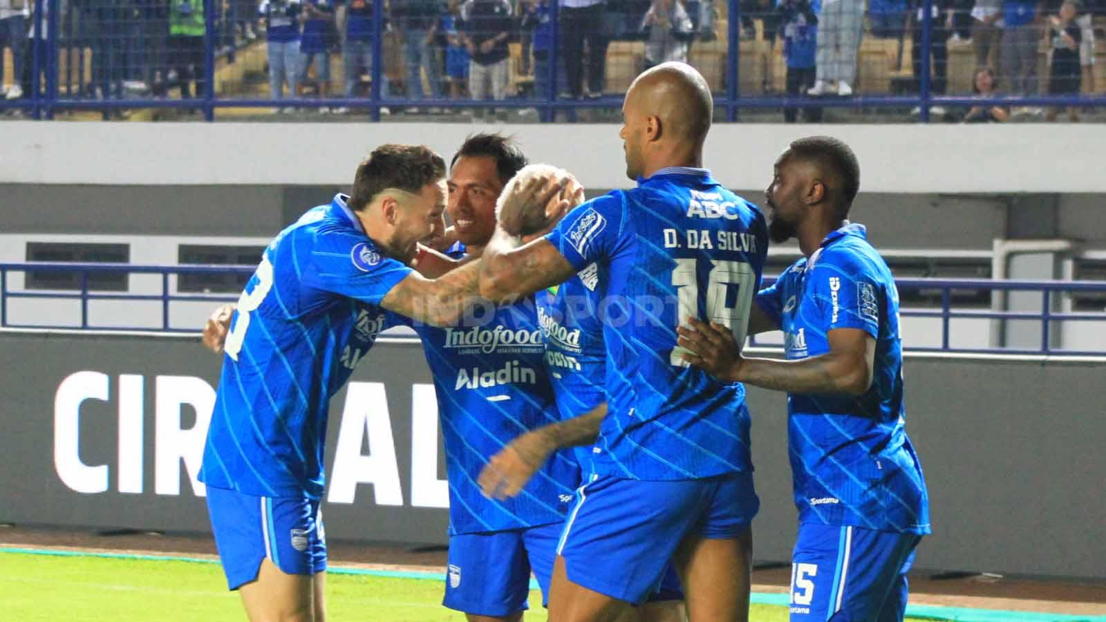 Pemain Persib merayakan gol pembuka kemenangan atas PSS di menit 3, pada pekan ke-17 Liga 1 2023-2024 di Stadion GBLA, Kota Bandung, Sabtu (28/10/23).