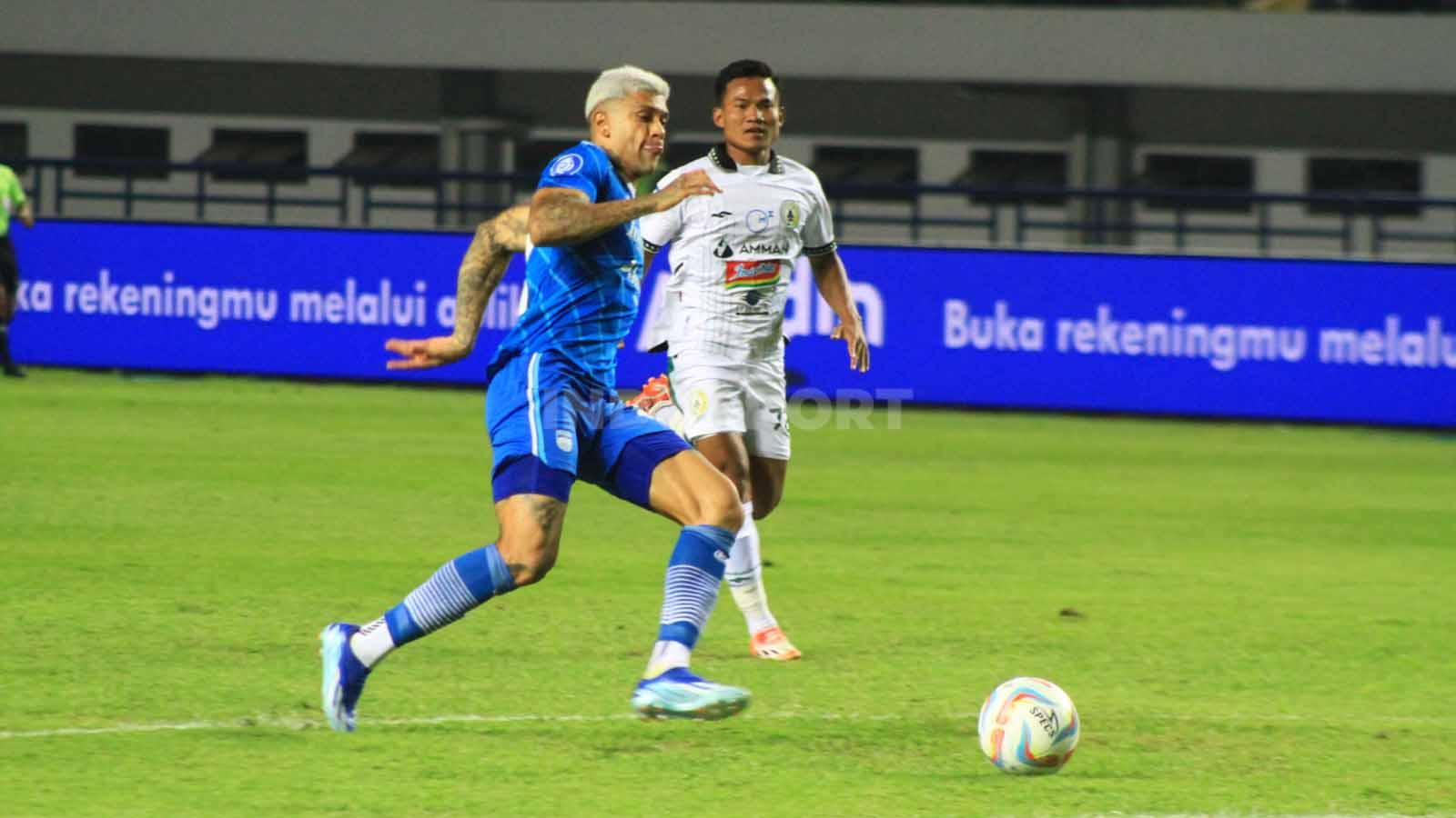 Winger Persib, Ciro Alves menguasai bola saat menghadapi PSS pada pertandingan pekan ke-17 Liga 1 2023-2024 di Stadion GBLA, Kota Bandung, Sabtu (28/10/23).