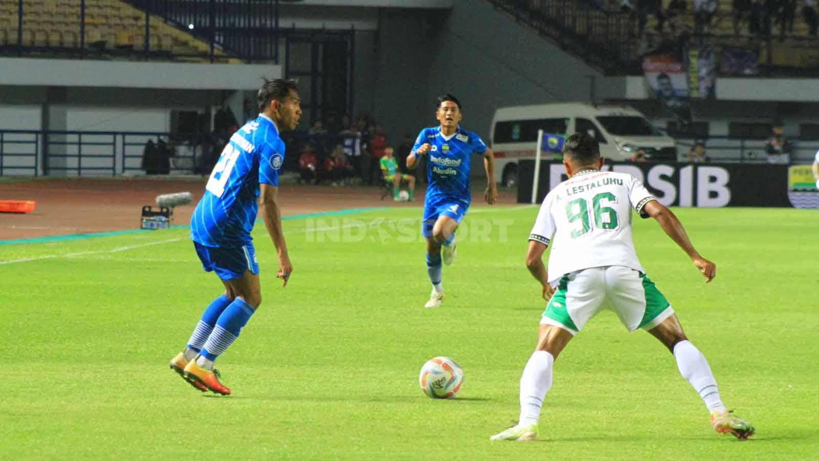 Pemain PSS Sleman, Abduh Lestaluhu, membayangi winger Persib, Frets Butuan pada pertandingan pekan ke-17 kompetisi Liga 1 2023-2024 di Stadion GBLA, Kota Bandung, Sabtu (28/10/23).
