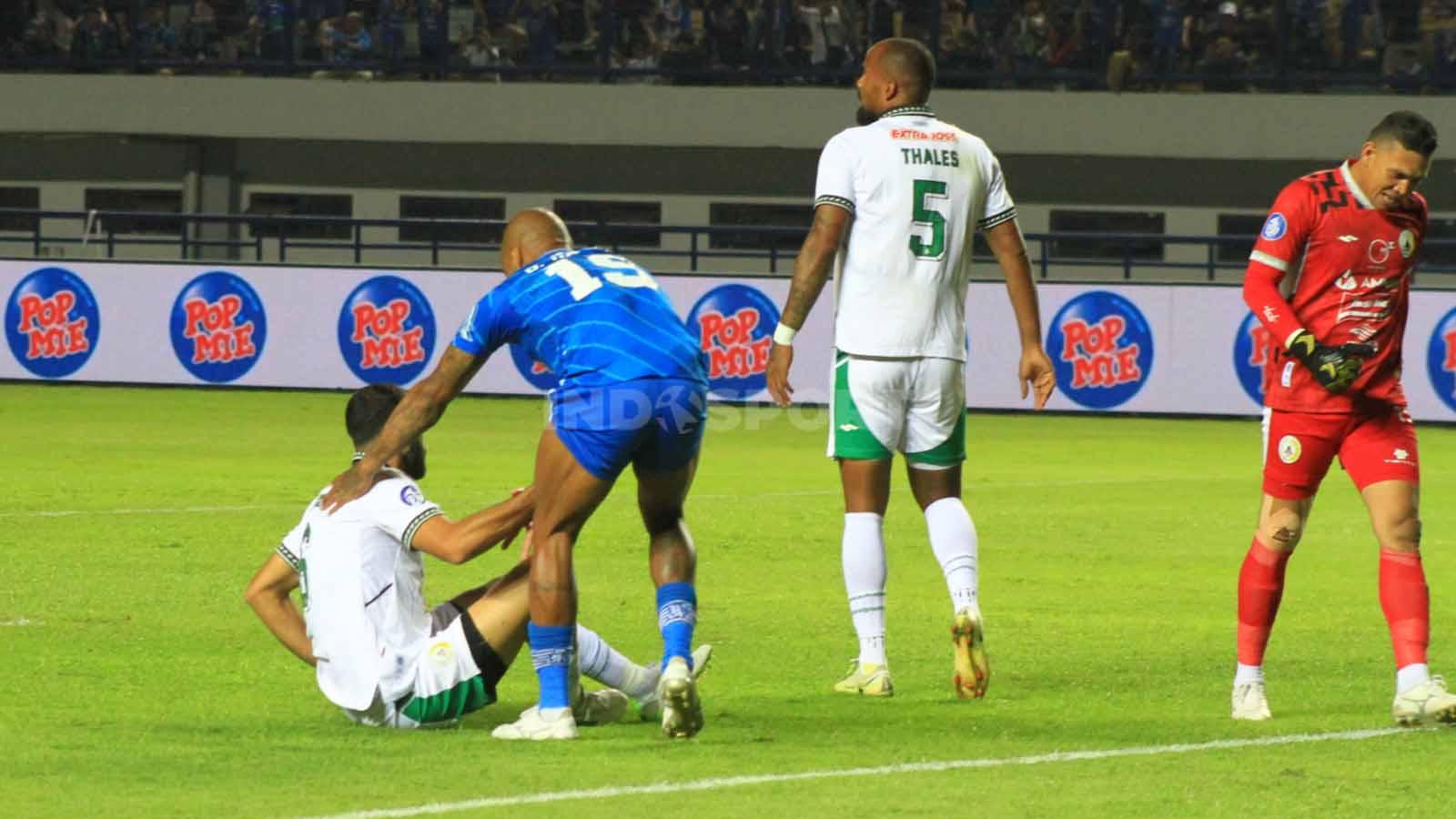 Sikap sportif ditujukan striker Persib, David da Silva kepada bek PSS Sleman, Jihad Ayoub pada pertandingan pekan ke-17 kompetisi Liga 1 2023-2024 di Stadion GBLA, Kota Bandung, Sabtu (28/10/23).