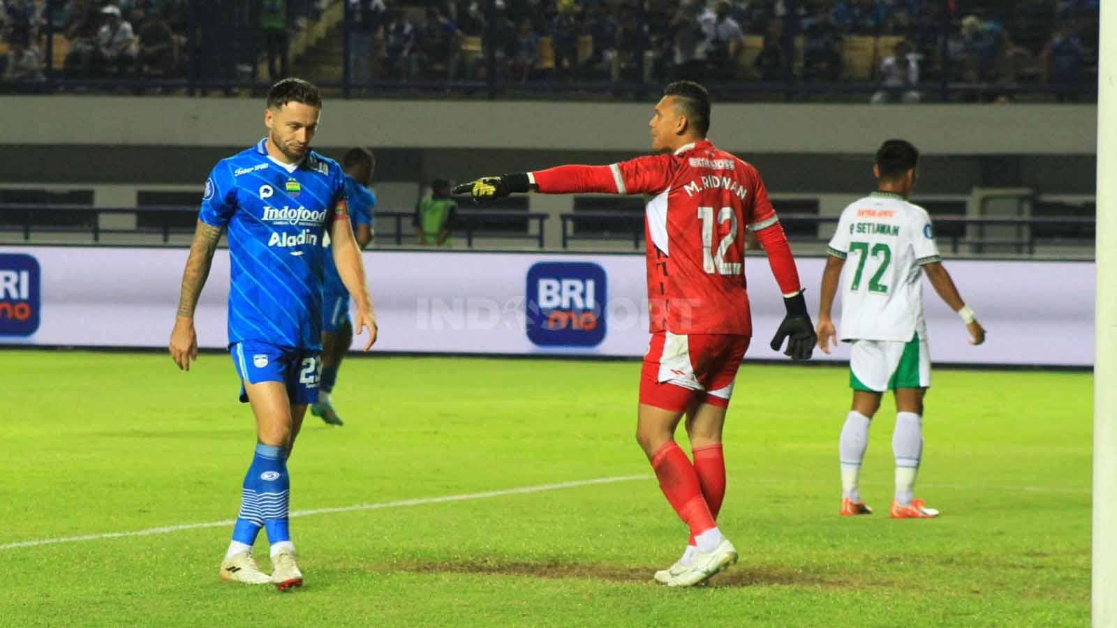 Penjaga gawang PSS, M. Ridwan memberikan instruksi kepada rekan-rekannya pada pertandingan menghadapi Persib dk pekan ke-17 kompetisi Liga 1 2023-2024 di Stadion GBLA, Kota Bandung, Sabtu (28/10/23).