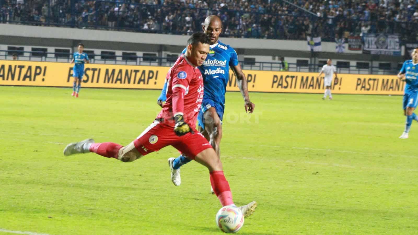 Penjaga gawang PSS, M. Ridwan berusaha mengamankan bola saat pada pertandingan pekan ke-17 kompetisi Liga 1 2023-2024 menghadapi Persib Bandung di Stadion GBLA, Kota Bandung, Sabtu (28/10/23).