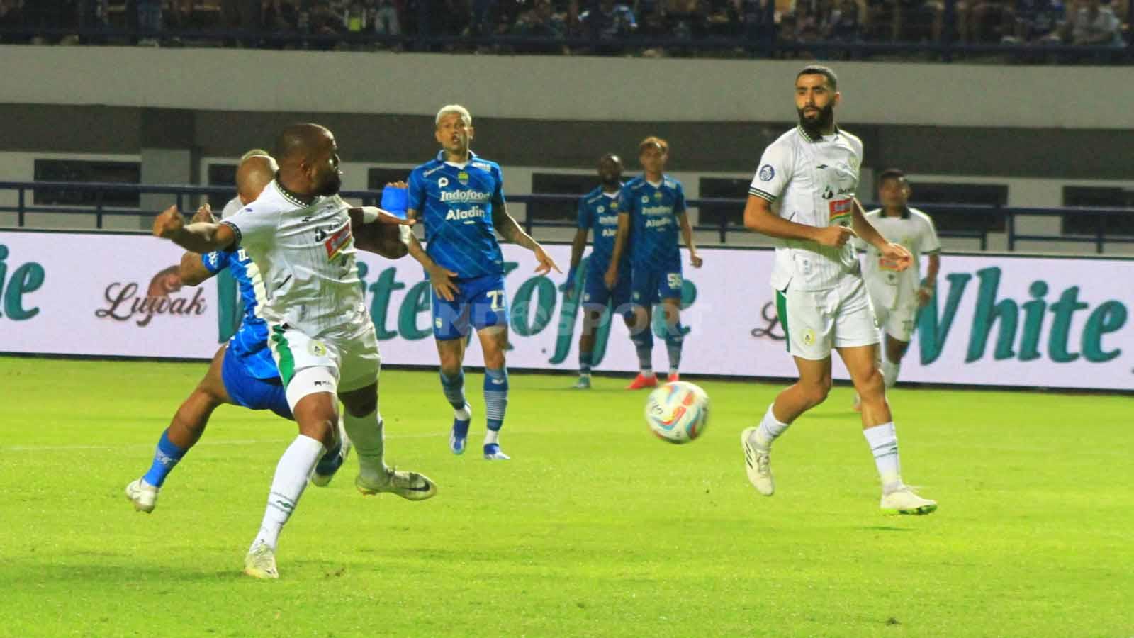 Bek PSS Sleman, Jihad Ayoub mengawal ketat striker Persib, David da Silva pada pertandingan pekan ke-17 kompetisi Liga 1 2023-2024 di Stadion GBLA, Kota Bandung, Sabtu (28/10/23).