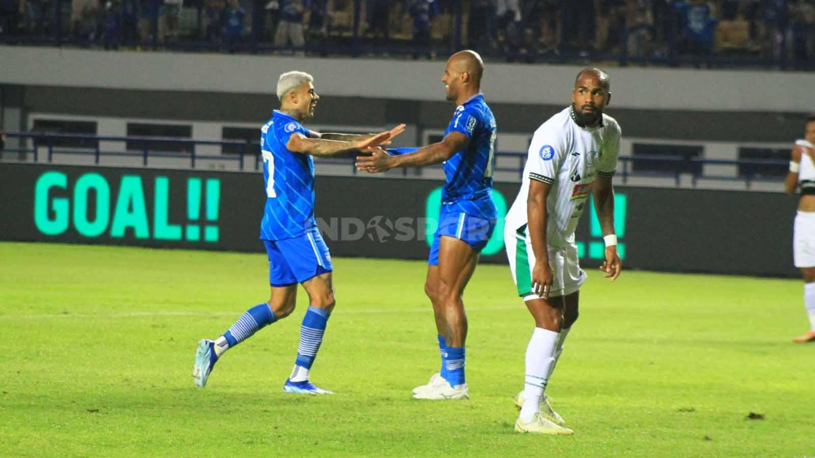Striker Persib, David da Silva merayakan golnya ke gawang PSS, pada pertandingan pekan ke-17 kompetisi Liga 1 2023-2024 di Stadion GBLA, Kota Bandung, Sabtu (28/10/23).