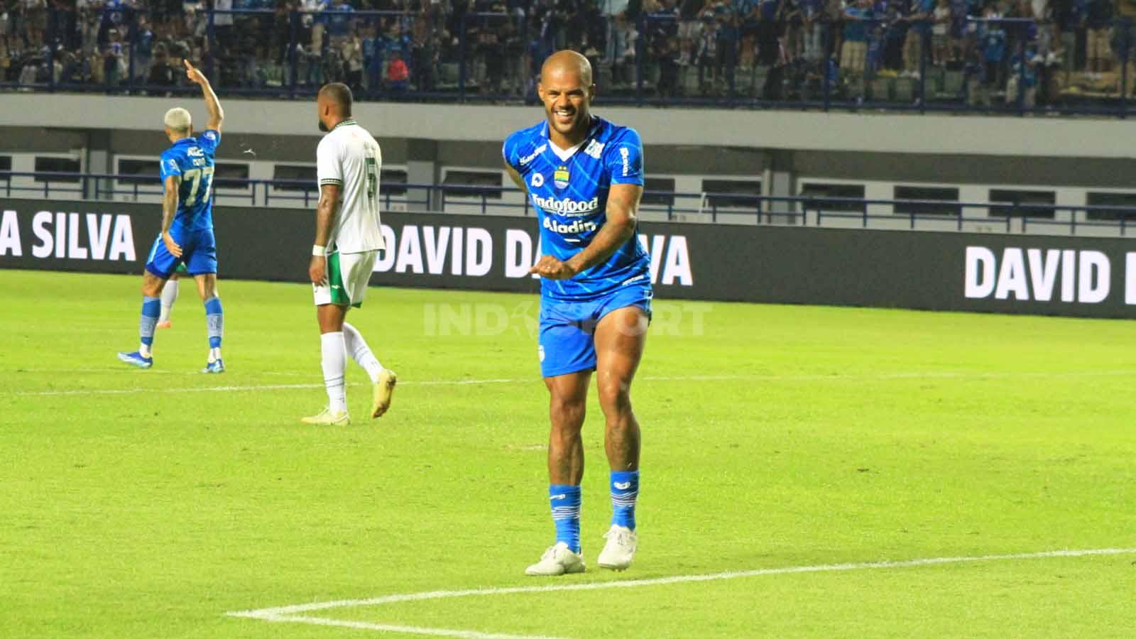 Striker Persib, David da Silva merayakan golnya ke gawang PSS, pada pertandingan pekan ke-17 kompetisi Liga 1 2023-2024 di Stadion GBLA, Kota Bandung, Sabtu (28/10/23). - INDOSPORT