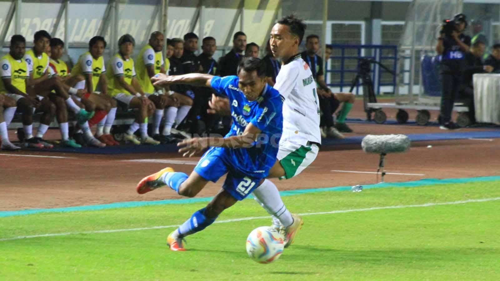 Winger Persib, Frets Butuan, mencoba melepaskan diri dari pengawalan ketat pemain PSS,  pada pekan ke-17 kompetisi Liga 1 2023-2024 di Stadion GBLA, Kota Bandung, Sabtu (28/10/23).