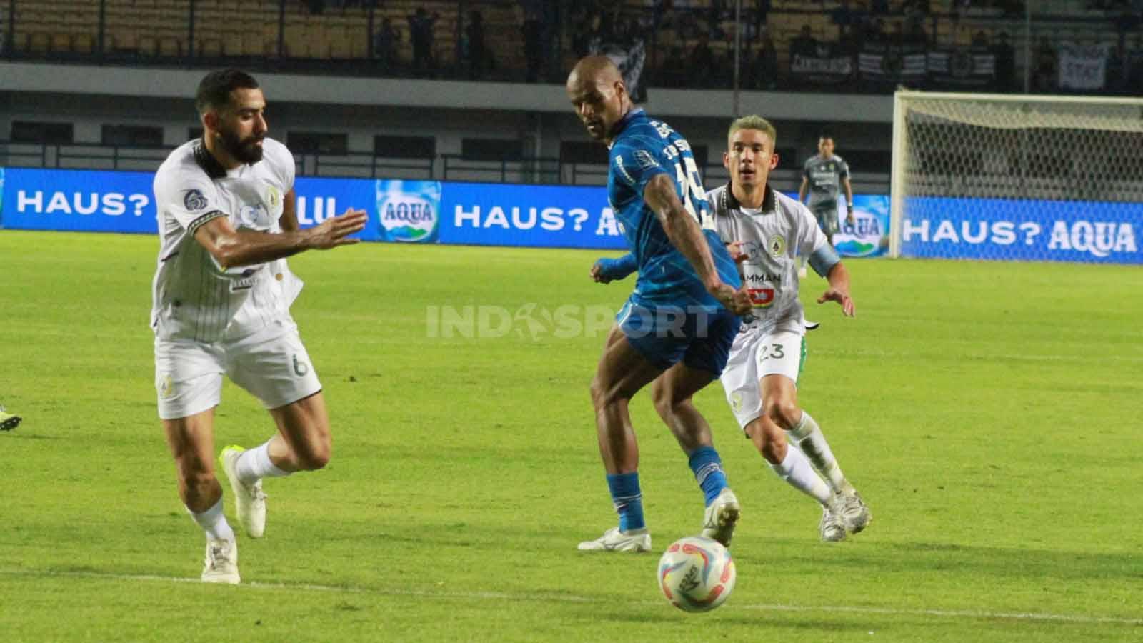 Bek PSS Sleman, Jihad Ayoub mencoba mengamankan bola, saat menghadapi Persib, pada pertandingan pekan ke-17 kompetisi Liga 1 2023-2024 di Stadion GBLA, Kota Bandung, Sabtu (28/10/23).