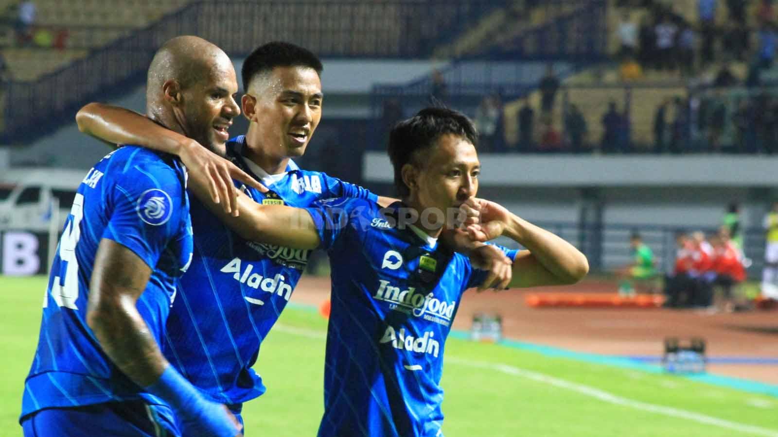 Gelandang Persib Bandung, Beckham Putra Nugraha bersama rekan-rekannya merayakan golnya ke gawang PSS, yang membuat skor berubah 4-1 untuk keunggulan Persib, pada pertandingan pekan ke-17 kompetisi Liga 1 2023-2024 di Stadion GBLA, Kota Bandung, Sabtu (28