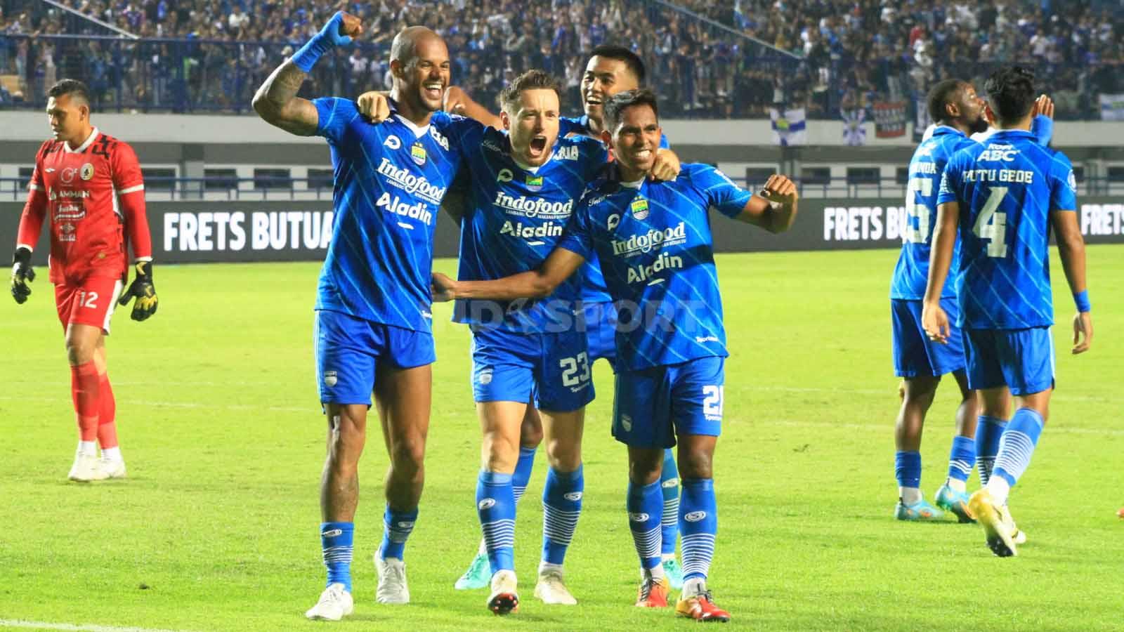 Winger Persib Bandung, Frets Butuan bersama rekan-rekannya merayakan golnya ke gawang PSS, pada pertandingan pekan ke-17 kompetisi Liga 1 2023-2024 di Stadion GBLA, Kota Bandung, Sabtu (28/10/23).