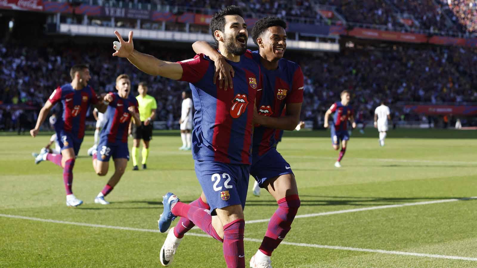 Ilkay Gundogan merayakan gol pertamanya bersama Alejandro Balde pada laga LaLiga Spanyol di Stadion Olímpic Lluís Companys (Barcelona), Sabtu (28/10/23). (Foto: REUTERS/Albert Gea)