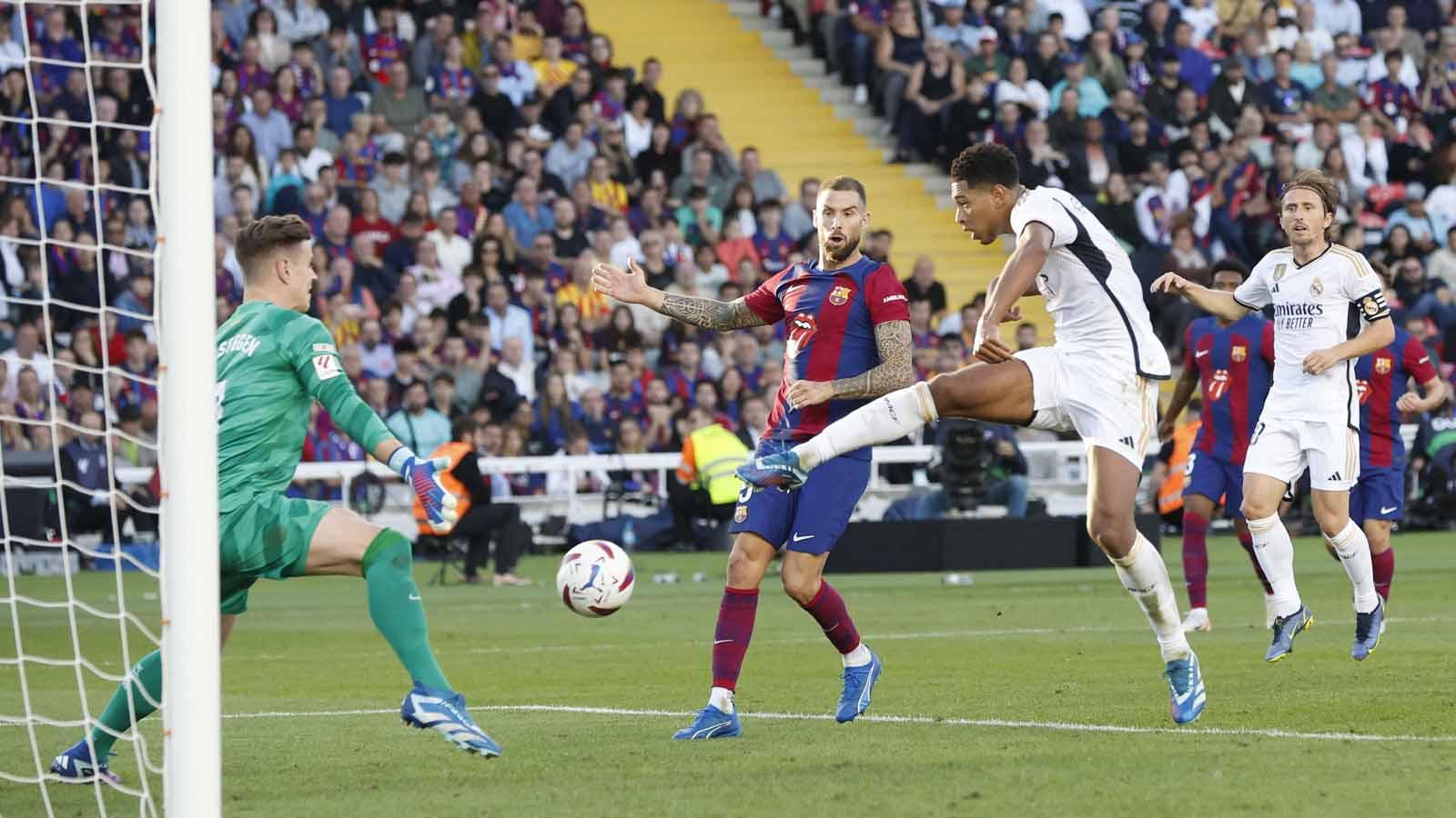 Jude Bellingham mencetak gol ke gawang Barcelona dengan tendangan keras kaki kanan pada laga LaLiga Spanyol di Stadion Olímpic Lluís Companys (Barcelona), Sabtu (28/10/23). (Foto: REUTERS/Albert Gea)