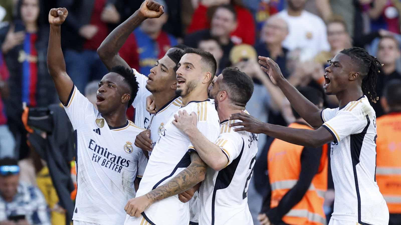 Selebarsi Jude Bellingham usai mencetak gol bersama rekan setimnya pada laga LaLiga Spanyol di Stadion Olímpic Lluís Companys (Barcelona), Sabtu (28/10/23). (Foto: REUTERS/Albert Gea)