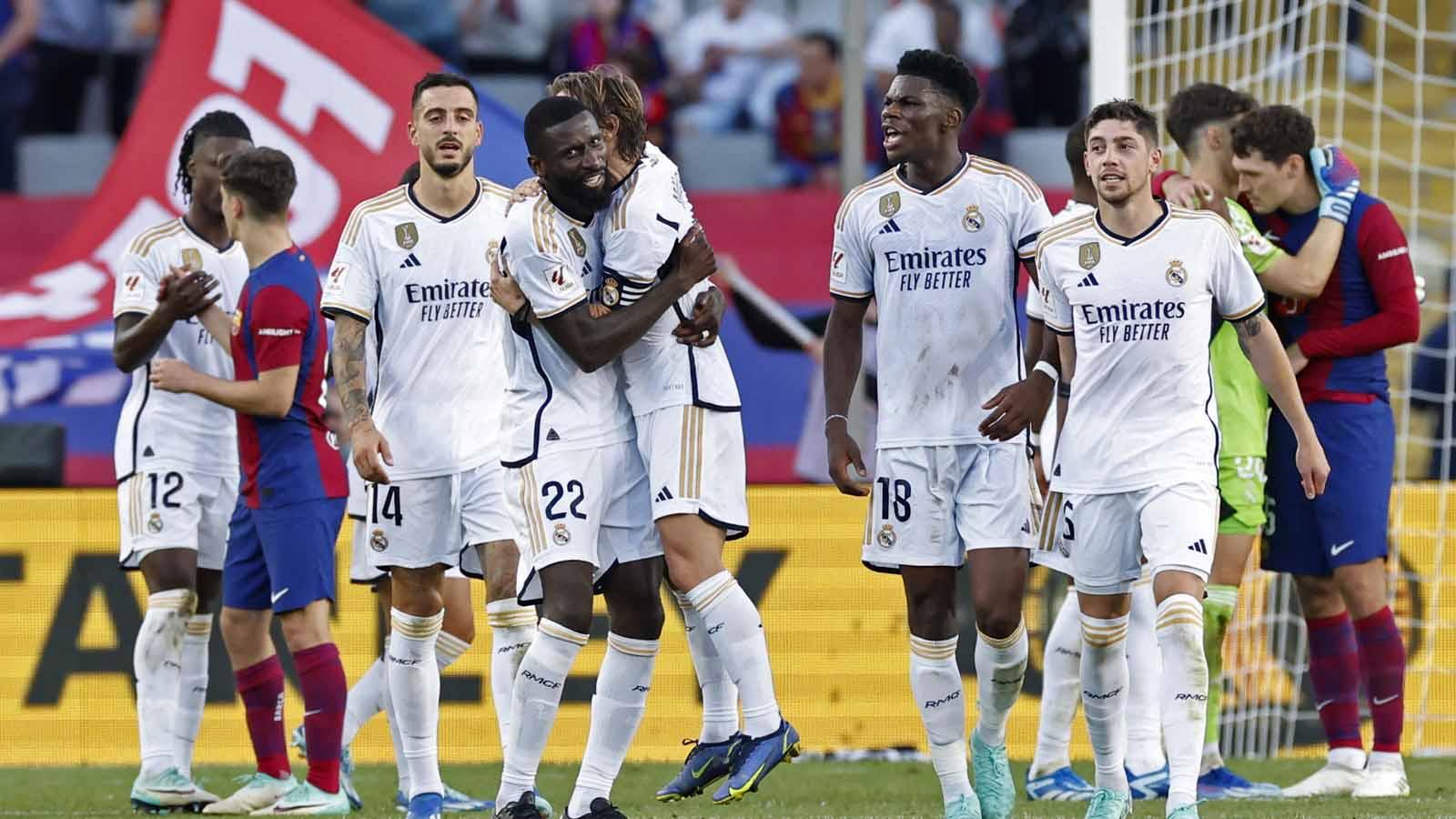 Antonio Rudiger dan Luka Modric merayakan kemenangan usai pertandingan bersama rekan setimnya pada laga LaLiga Spanyol di Stadion Olímpic Lluís Companys (Barcelona), Sabtu (28/10/23). (Foto: REUTERS/Albert Gea)