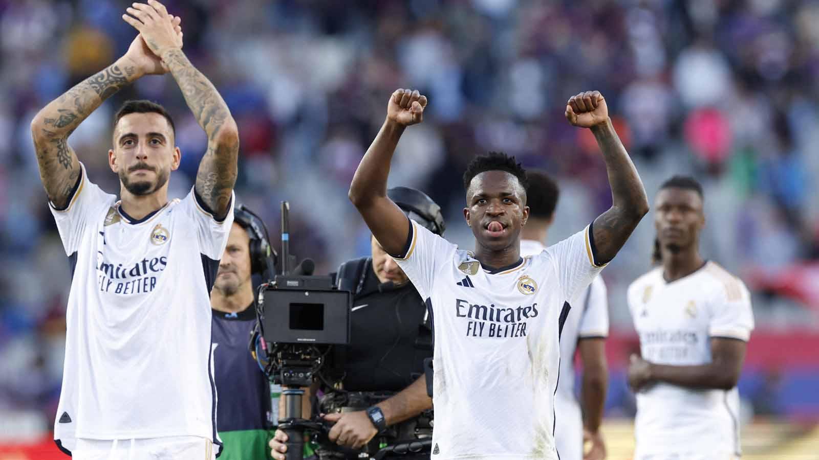 Vinicius Junior dan Joselu dari merayakannya kemenangan usai pertandingan pada laga LaLiga Spanyol di Stadion Olímpic Lluís Companys (Barcelona), Sabtu (28/10/23). (Foto: REUTERS/Albert Gea)