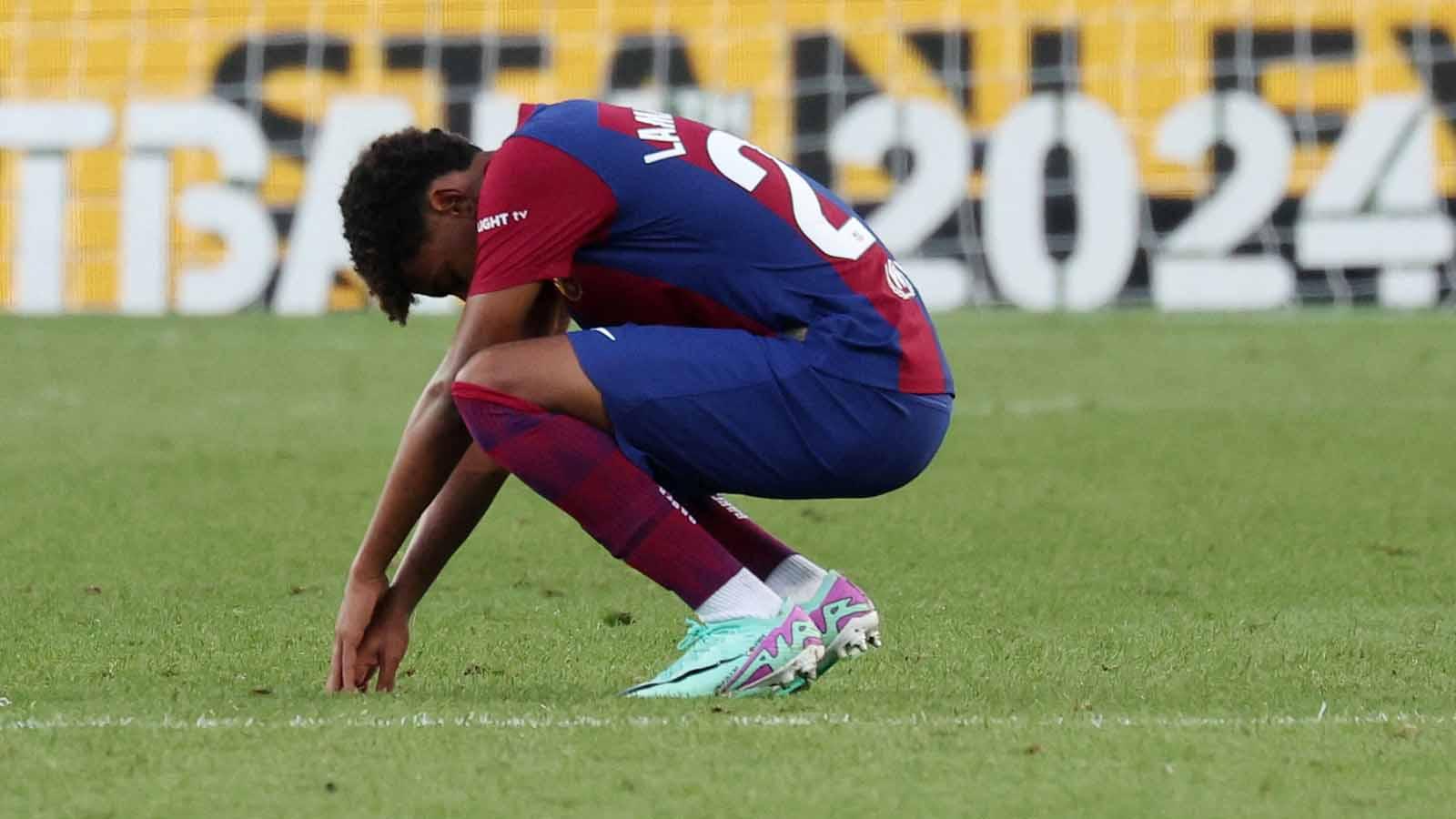 Pemain Barcelona Lamine Yamal terlihat sedih usai pertandingan pada laga LaLiga Spanyol di Stadion Olímpic Lluís Companys (Barcelona), Sabtu (28/10/23). (Foto: REUTERS/Nacho Doce)