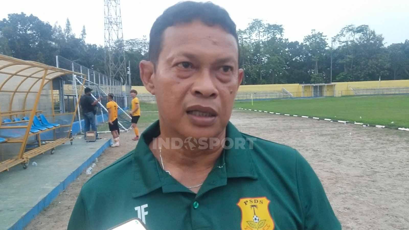 Pelatih PSDS Deli Serdang, Zefrizal. (Foto: Aldi Aulia Anwar/INDOSPORT.COM) - INDOSPORT