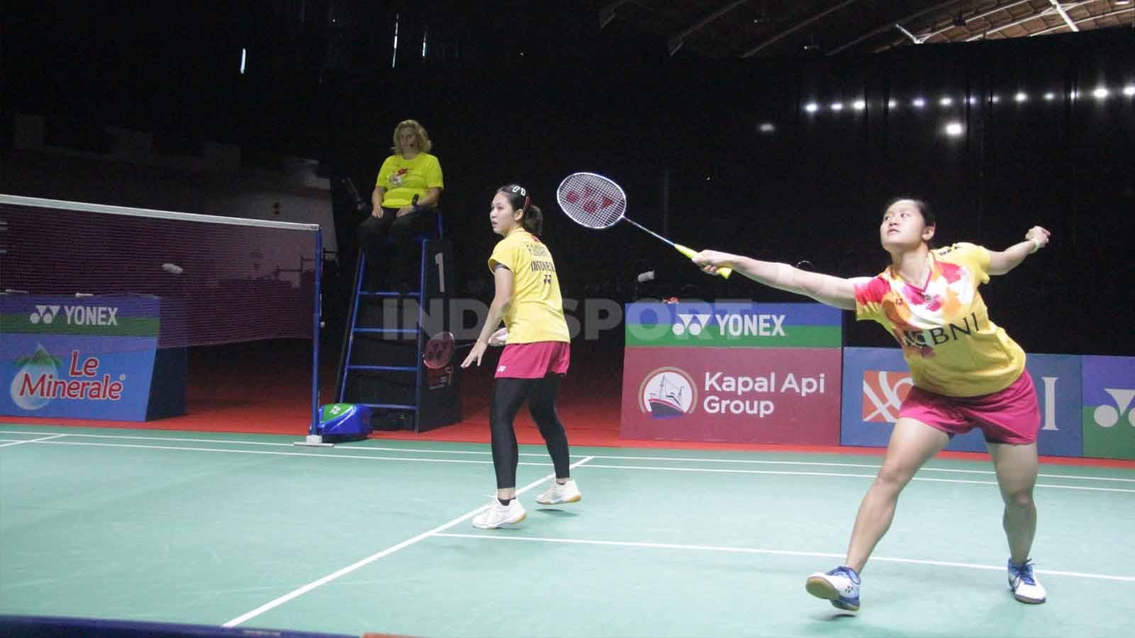 Lanny Tria Mayasari mengembalikan smash pasangan Meilysa/Rachel di Indonesia Master S100 2023. (Foto: Fitra Herdian/INDOSPORT)