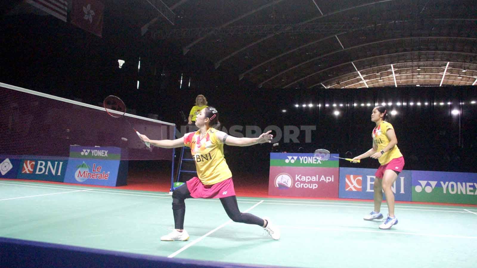 Lanny/Ribka saling memberikan semangat setelah berhasil mencetak poin usai reli panjang di Indonesia Master S100 2023. (Foto: Fitra Herdian/INDOSPORT)