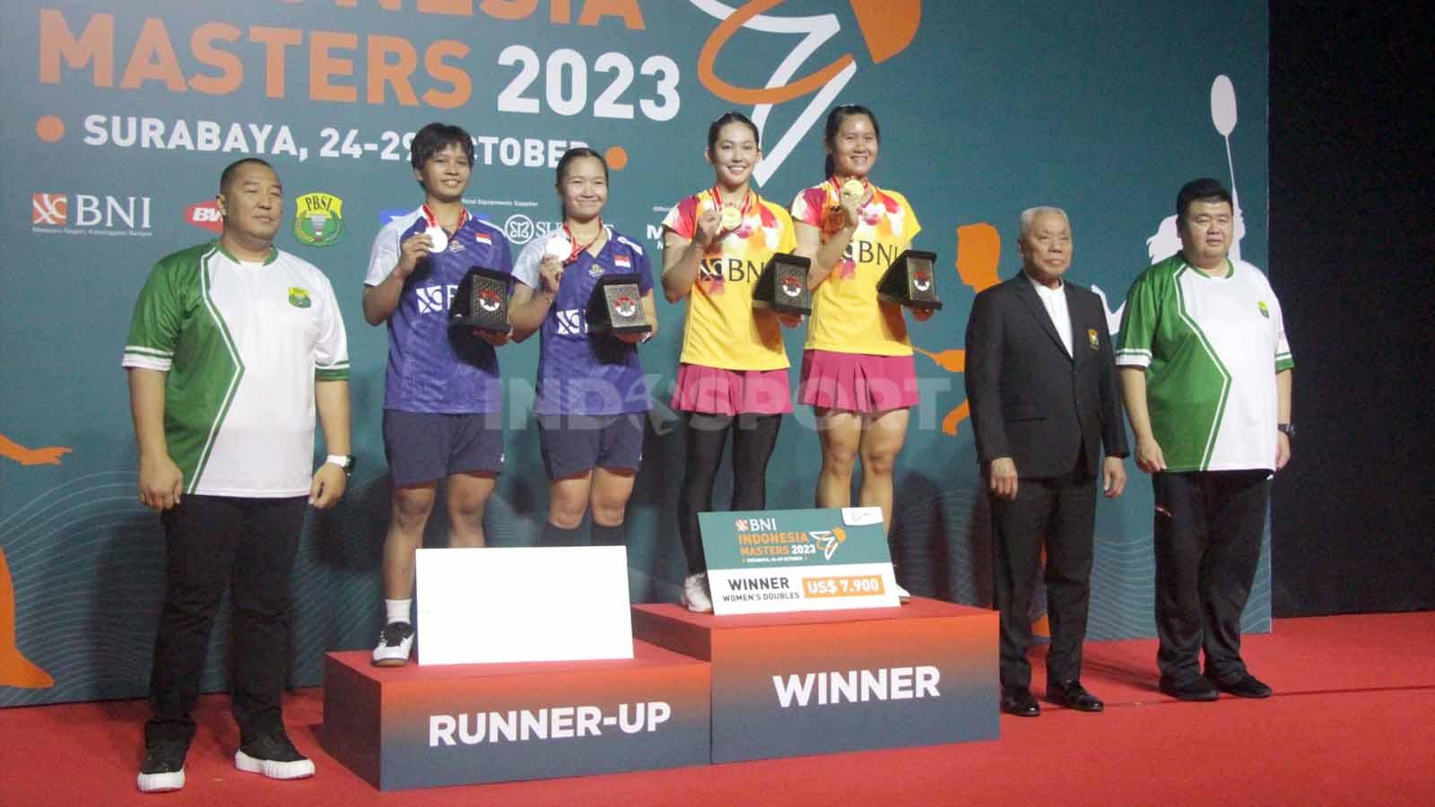 Prosesi podium juara kedua pasangan Indonesia di Indonesia Master S100 2023. (Foto: Fitra Herdian/INDOSPORT)