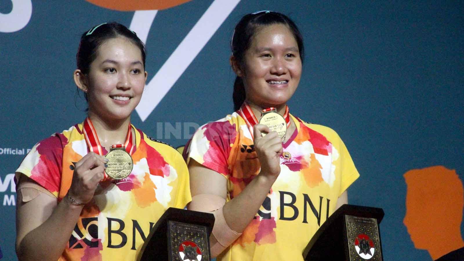 Lanny/Ribka memamerkan medali emas yang mereka dapatkan di Indonesia Master S100 2023. (Foto: Fitra Herdian/INDOSPORT)