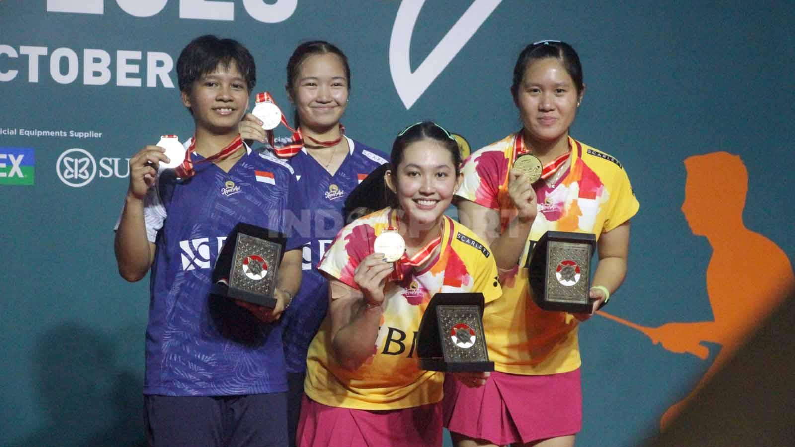 Kedua pasangan memamerkan medali Indonesia Master S100. (Foto: Fitra Herdian/INDOSPORT)