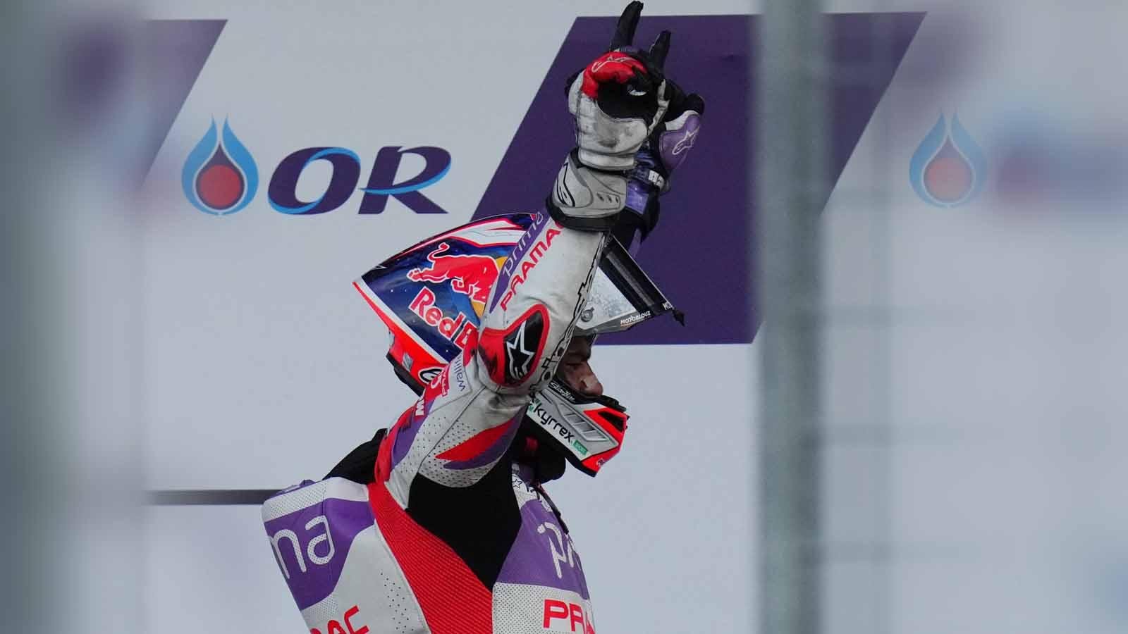 Pembalap Jorge Martin berselebrasi usai menjuarai MotoGP Thailand 2023. (Foto: REUTERS/Athit Perawonmetha)