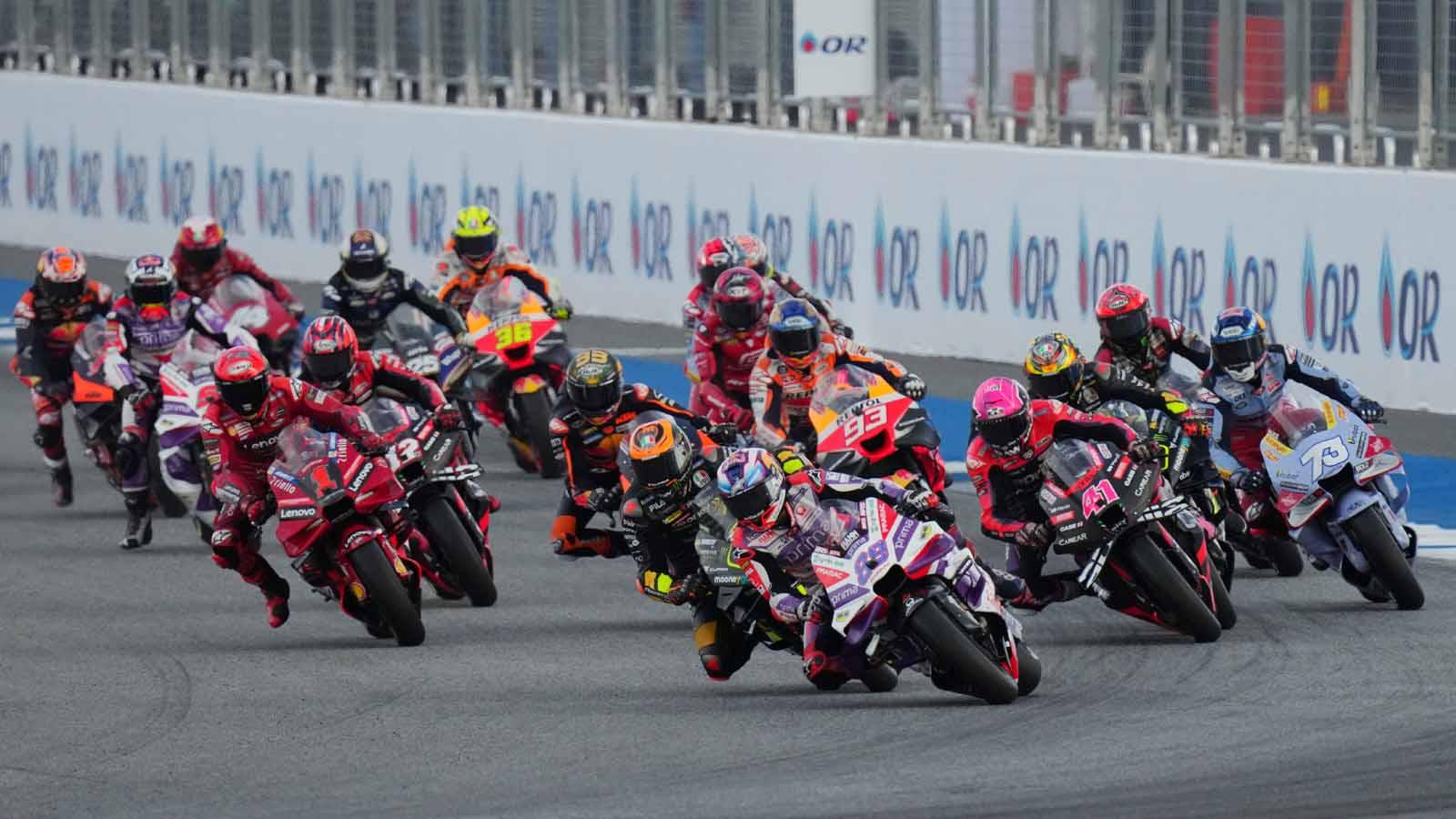 Pembalap motoGP Jorge Martin, Francesco Bagnaia, Aleix Espargaro dan para pebalap saat balapan di MotoGP Thailand 2023. (Foto: REUTERS/Athit Perawonmetha)