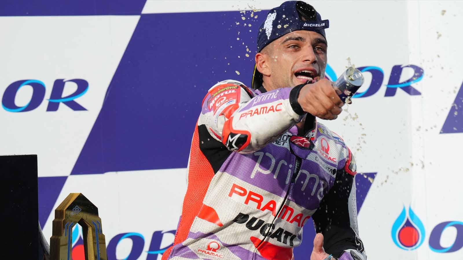 Jorge Martin dari Prima Pramac Racing merayakan di podium usai memenangkan balapan MotoGP 2023. (Foto: REUTERS/Athit Perawonmetha)