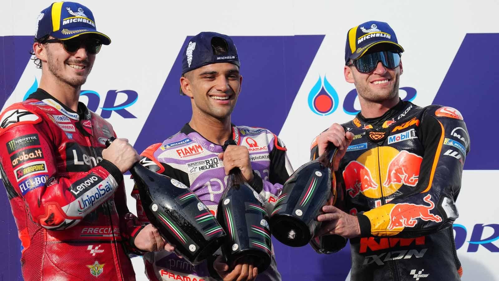 Jorge Martin merayakan kemenangan di podium bersama Francesco Bagnaia posisi di kedua dan Brad Binder di posisi ketiga balapan MotoGP Thailand 2023. (Foto: REUTERS/Athit Perawonmetha)