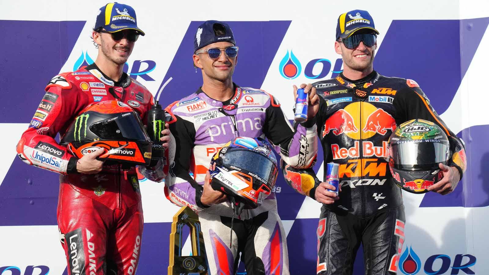 Jorge Martin merayakan kemenangan di podium bersama Francesco Bagnaia posisi di kedua dan Brad Binder di posisi ketiga balapan MotoGP Thailand 2023. (Foto: REUTERS/Athit Perawonmetha)