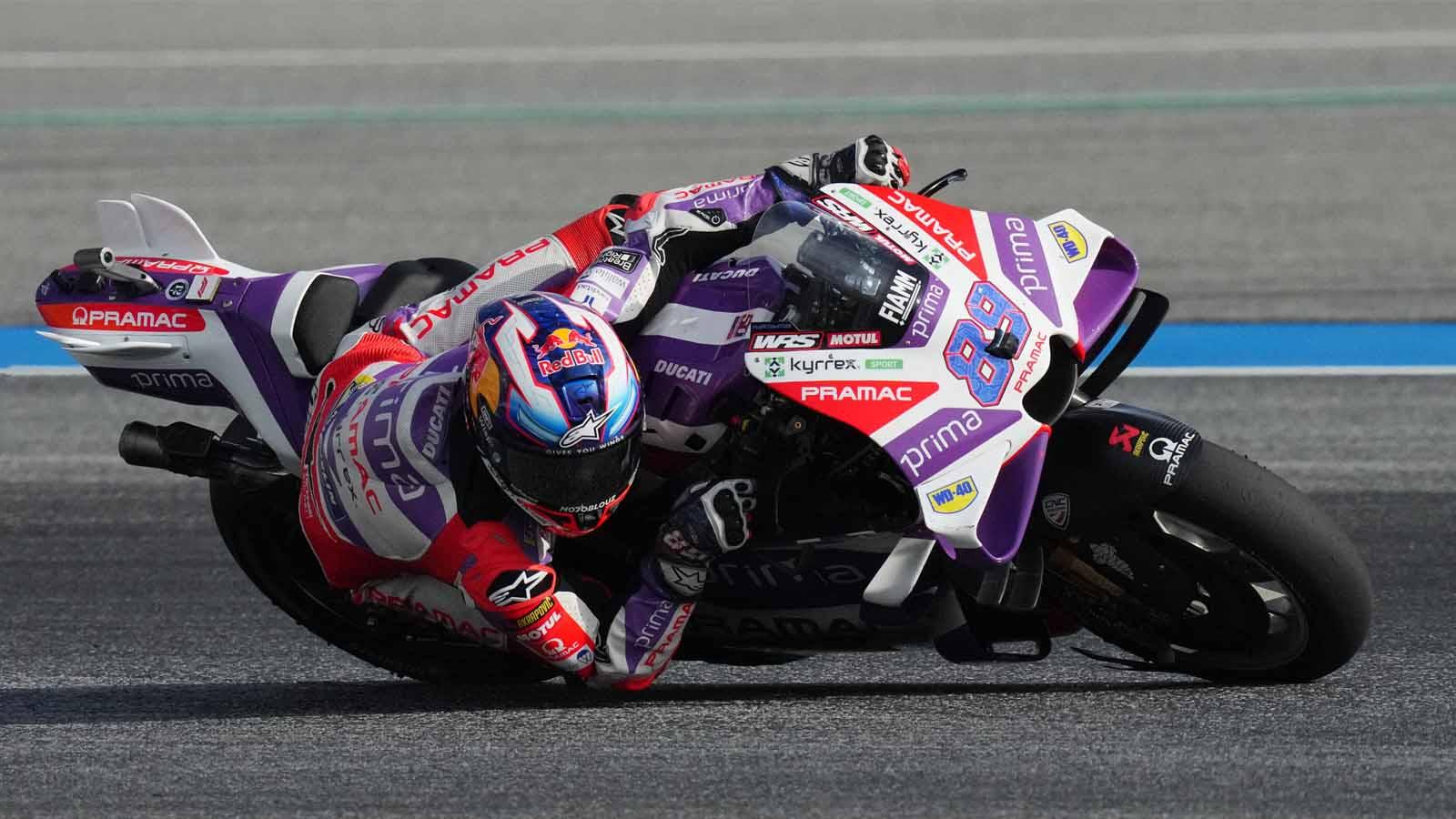 Aksi pembalap MotoGP dari Prima Pramac Racing Jorge Martin saat beraksi di balapan MotoGP Thailand 2023. (Foto: REUTERS/Athit Perawonmetha)