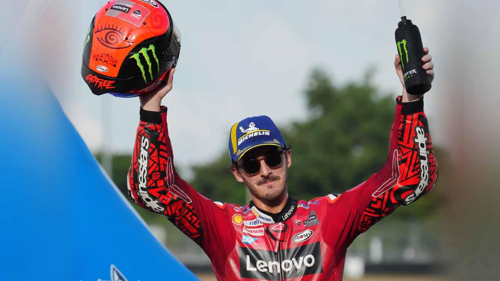 Francesco Bagnaia dari Tim Ducati Lenovo merayakan di posisi kedua balapan di MotoGP Thailand 2023. (Foto: REUTERS/Athit Perawonmetha)