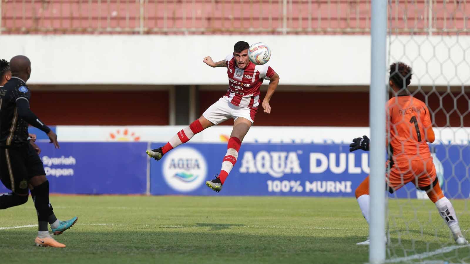 Sundulan penyerang Persis Solo, Fernando Rodriguez, ke gawang Bhayangkara FC dalam pertandingan pekan ke-17 Liga 1 2023-2024 di Stadion Maguwoharjo, Sleman, Minggu (29/10/23). (Foto: MO Persis Solo)
