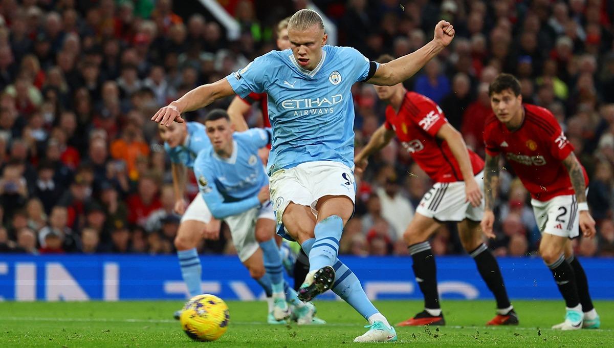 Penalti Erling Haaland di laga Manchester United vs Manchester City. (Foto: REUTERS/Molly Darlington) - INDOSPORT
