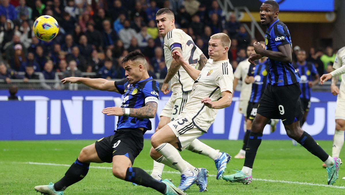 Lautaro Martinez (kiri) merupakan salah satu penyerang Serie A yang mungkin bisa diprospek Manchester United. Foto: REUTERS/Claudia Greco.