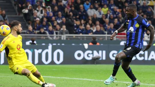 Proses gol Marcus Thuram (kanan) di laga Inter Milan vs AS Roma. (Foto: REUTERS/Claudia Greco)
