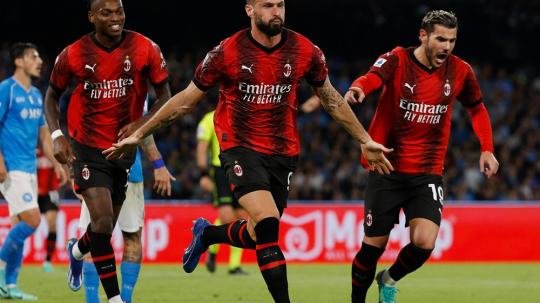 Selebrasi Olivier Giroud usai mencetak gol di laga Napoli vs AC Milan. (Foto: REUTERS/Ciro De Luca)