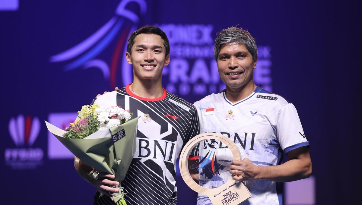 Jonatan Christie dan pelatih tunggal putra, Irwansyah, di podium French Open 2023. Foto: Humas PP PBSI.