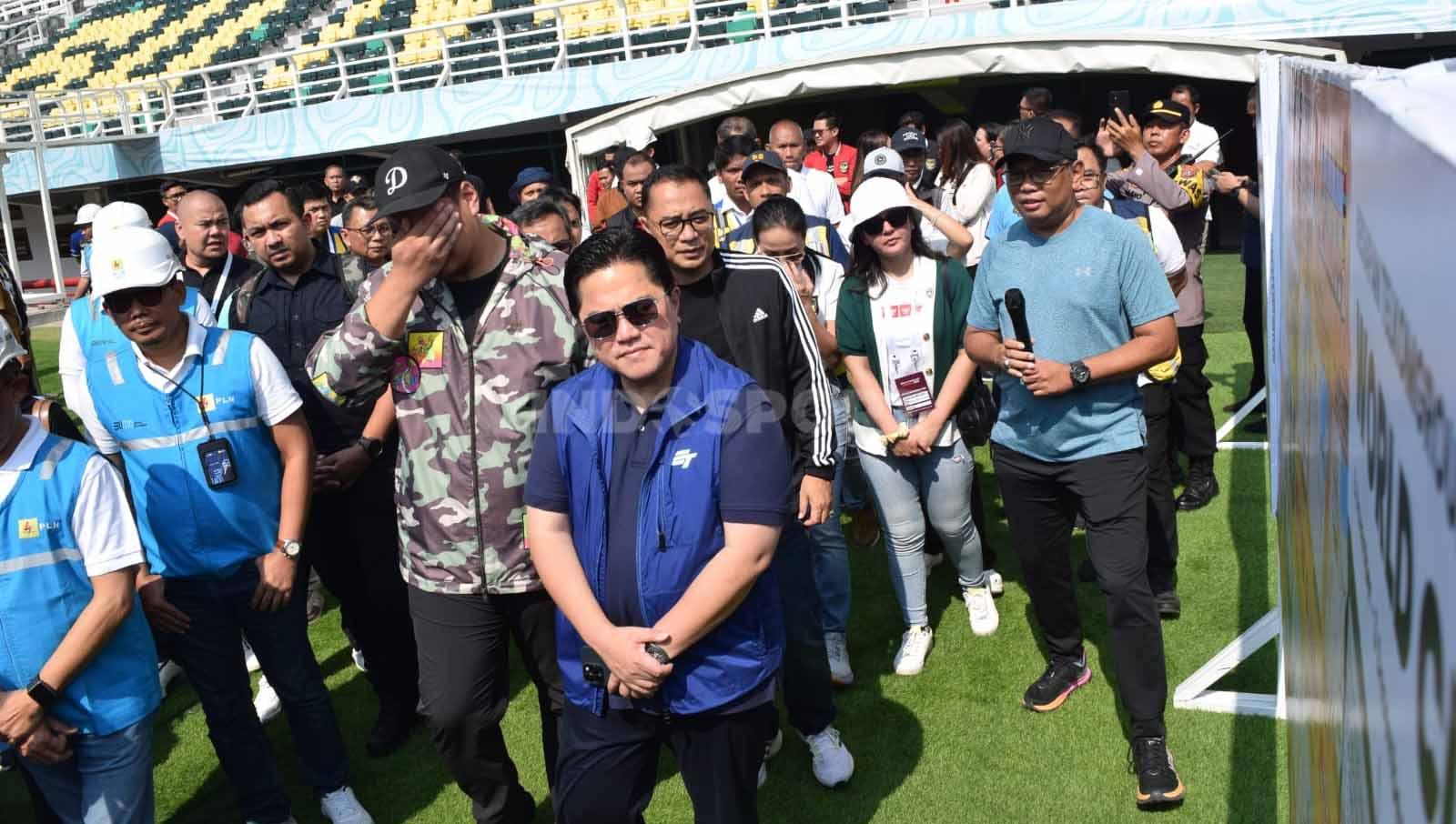Ketua PSSI Erick Thohir berkunjung ke Stadion GBT untuk melihat persiapan Piala Dunia U-17. (Foto: Fitra Herdian/INDOSPORT) - INDOSPORT