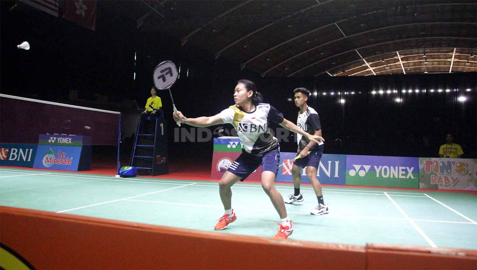 Aisyah mengembalikan smash keras dari pasangan Thailand, Ruttanapak Oupthong/Jhenicha Sudjaipraparat, di Indonesia Masters S100 2023 Surabaya.