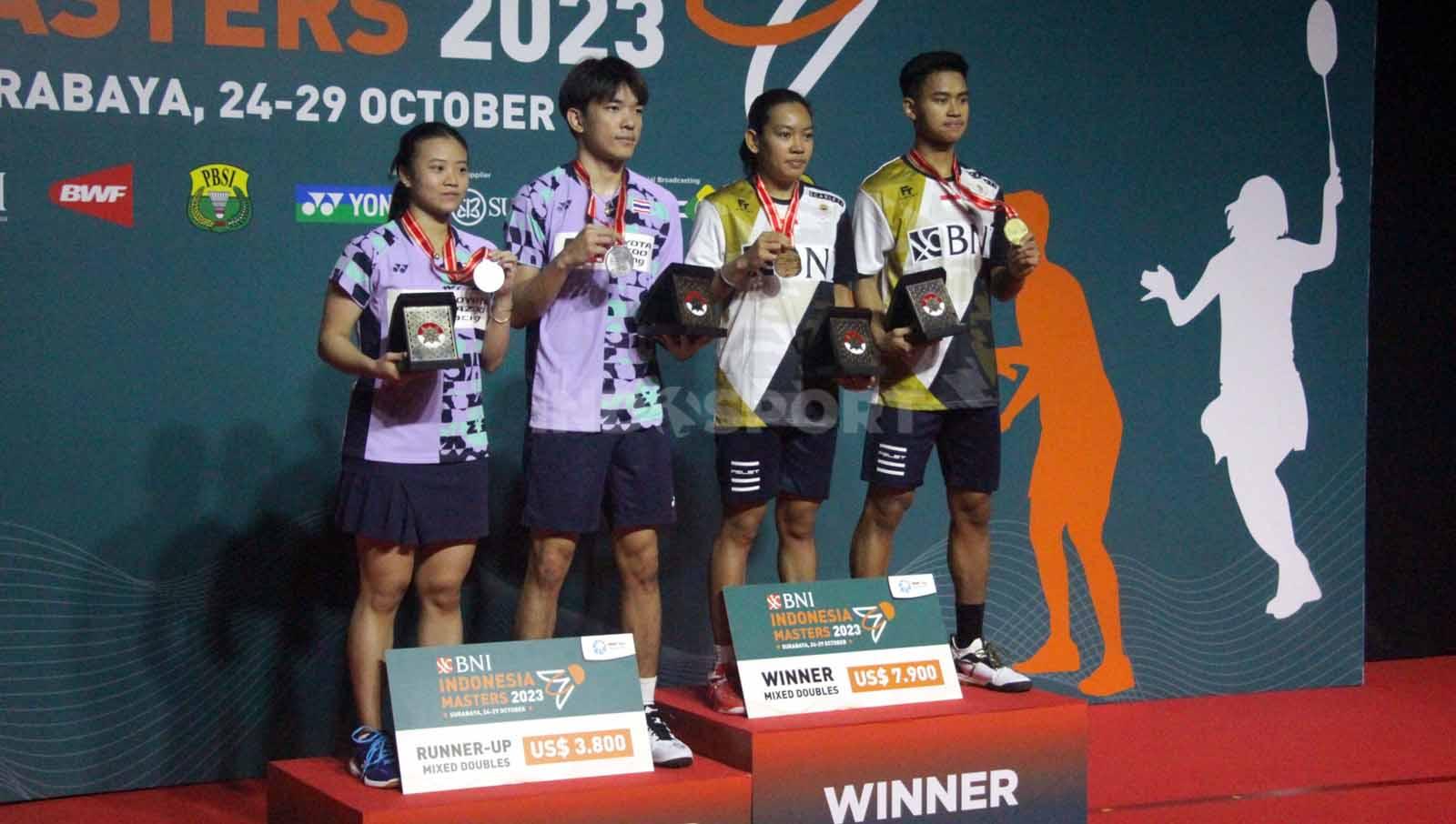 Kedua pasangan ganda campuran Ruttanapak/Jhenicha dan Jafar/Aisyah berfoto dengan kalung medali di podium.