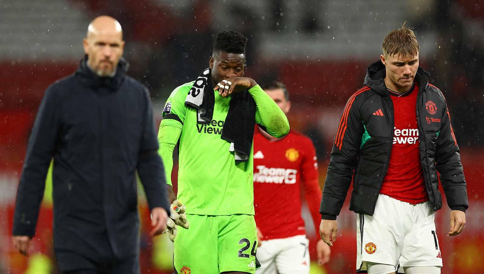 Erik ten Hag,  Andre Onana, dan Rasmus Hojlund terlihat sedih usai Manchester United dikalahkan Manchester City di laga Liga Inggris, Minggu (29/10/23) waktu setempat. Foto: REUTERS/Molly Darlington.