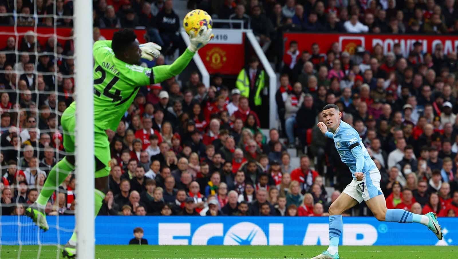 Andre Onana sempat berusaha menyelamatkan bola dari tendangan sang pencetak gol ketiga, Phil Foden. Foto: REUTERS/Molly Darlington.