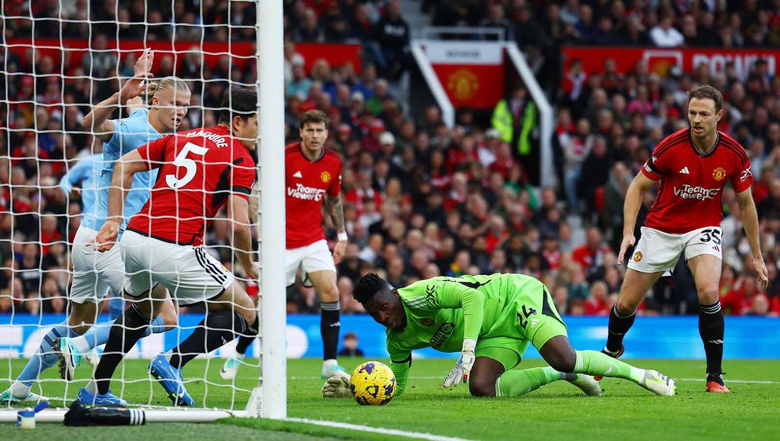 Salah satu suasana saat pertandingan berlangsung: Harry Maguire dan Erling Braut Haaland berebut bola di dalam kotak penalti. Foto: REUTERS/Molly Darlington.