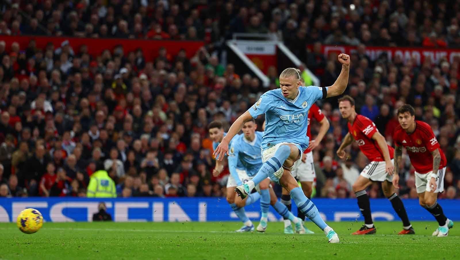 Erling Haaland mencetak gol pertama dari titik penalti untuk Manchester City dan membuat timnya unggul 1-0. Foto: REUTERS/Molly Darlington.