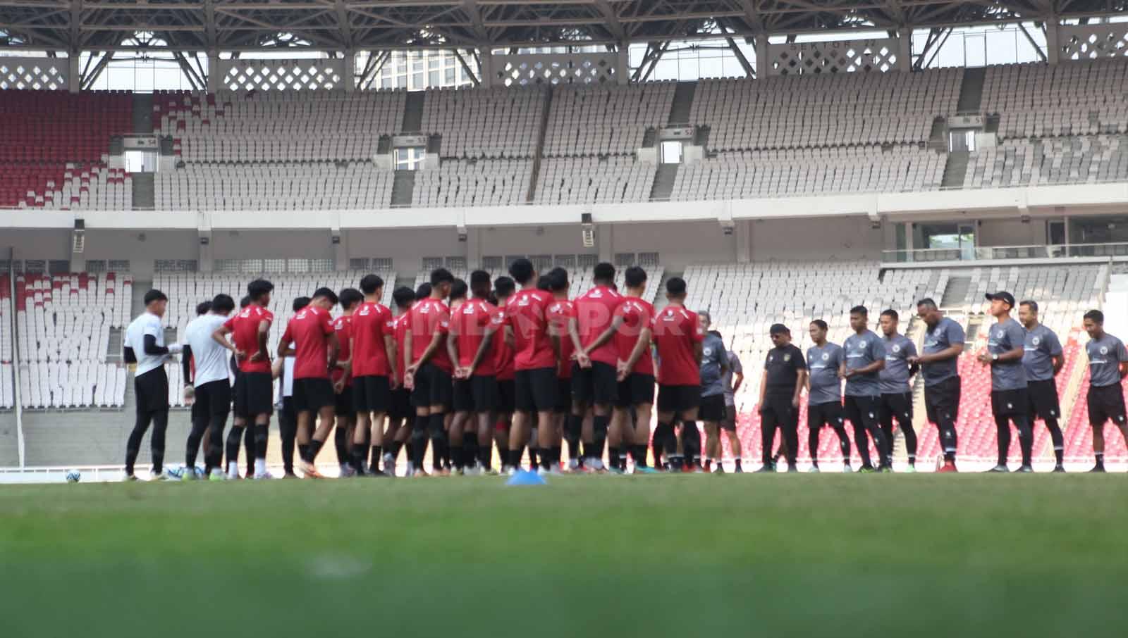 Tim pelatih Timnas U-17 memberikan pengarahan sebelum memulai latihan di Stadion GBK.