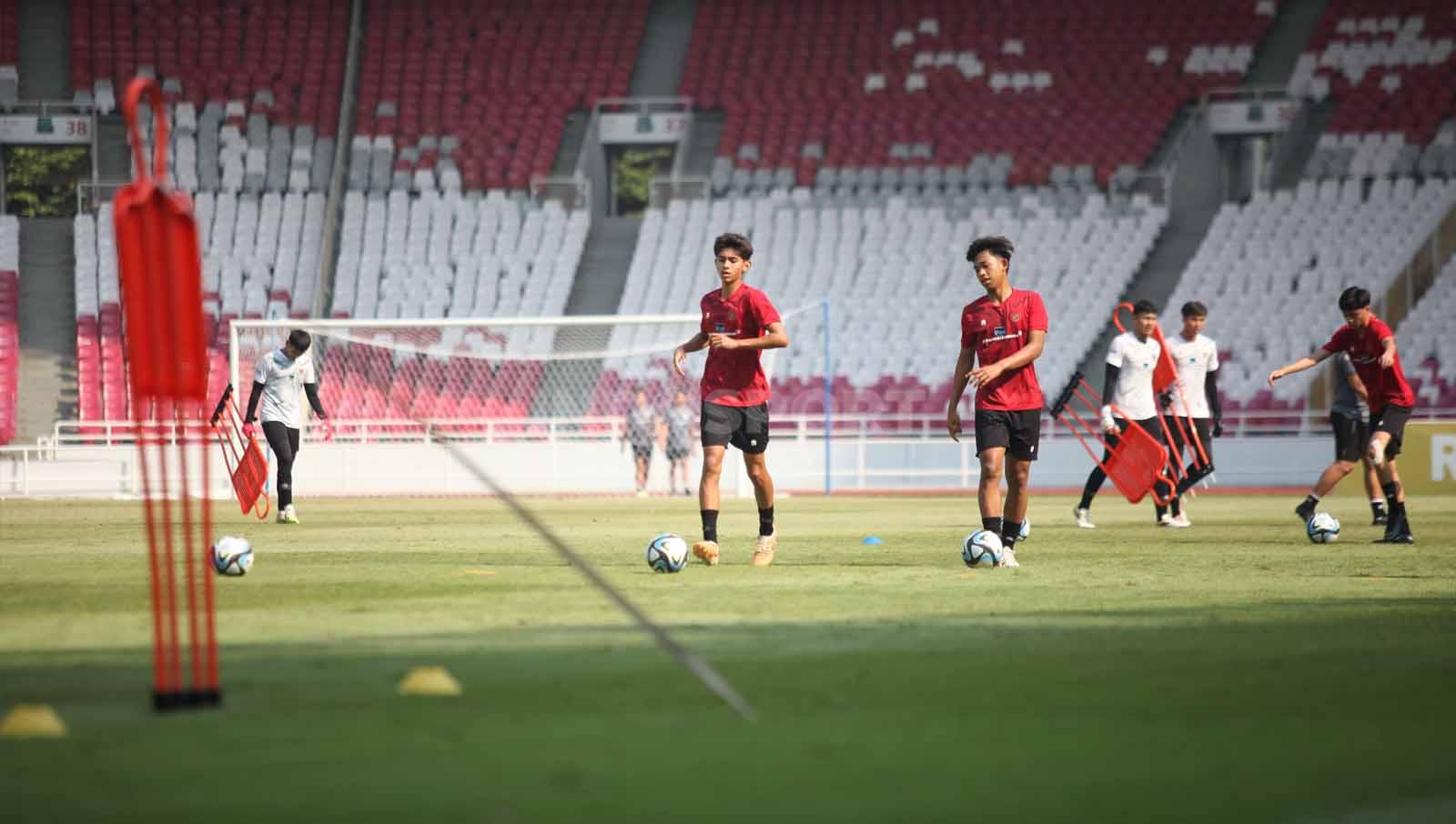 Pemain keturunan, Welber Jardim (tengah) saat mengikuti latihan Timnas U-17 di Stadion GBK.