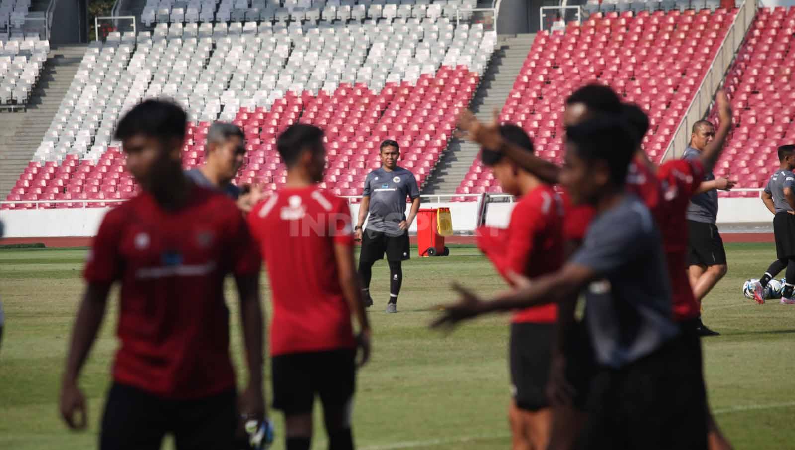 Latihan Timnas Indonesia U-17 12 hari menuju Piala Dunia U-17 di Stadion GBK, Senin (30/10/23). (Foto: Herry Ibrahim/INDOSPORT)