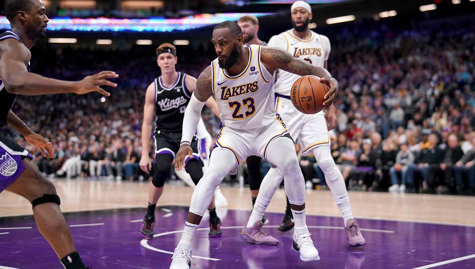 Penyerang Los Angeles Lakers LeBron James saat menguasai bola mencoba melewati lawan Sacramento Kings pada laga NBA di Golden 1 Center. (Foto: REUTERS/Cary Edmondson)